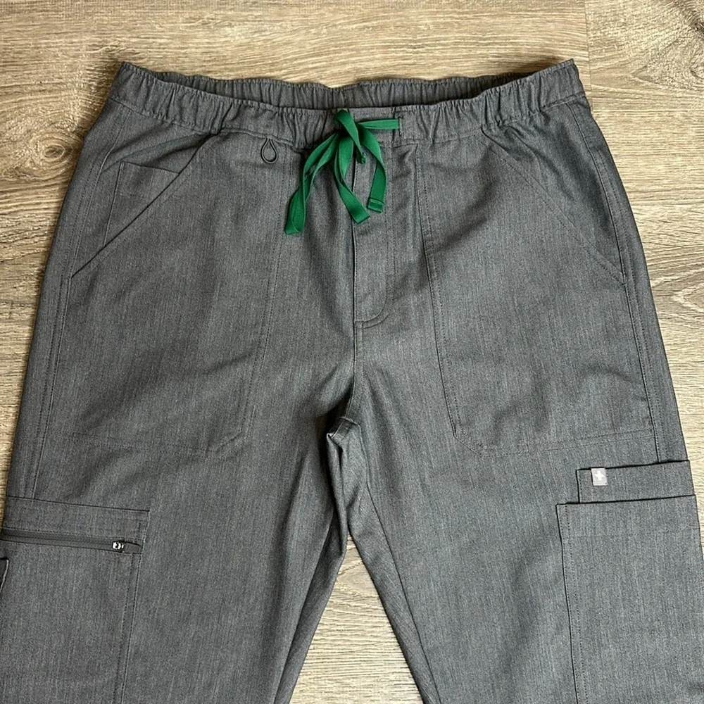 Figs Men’s Cairo Cargo Scrub Pants in Graphite Sz M